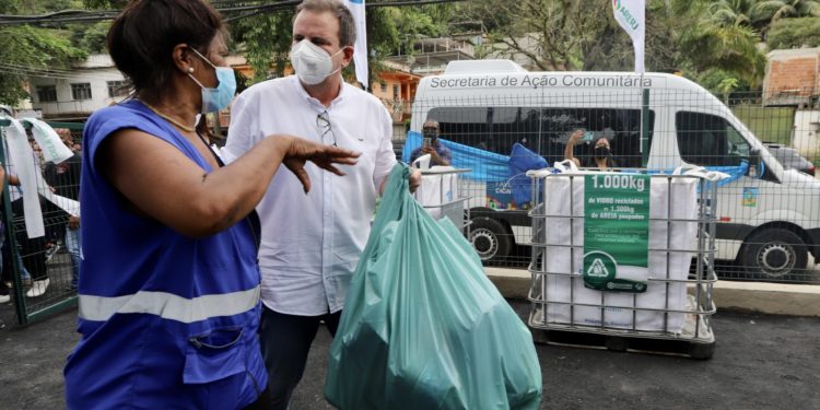 O prefeito Eduardo Paes visita a área do projeto Recicla na comunidade Darcy Vargas - Beth Santos/Prefeitura do Rio