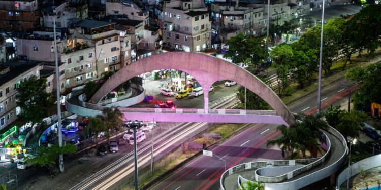 A passarela da Rocinha iluminada de roxo - Fernando Maia / Prefeitura do Rio