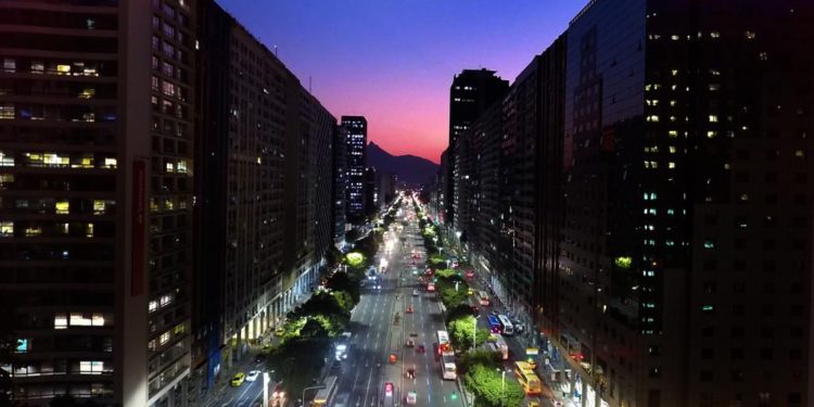 A Avenida Presidente Vargas ganhou novas luminárias de LED - Fabio Motta/Prefeitura do Rio