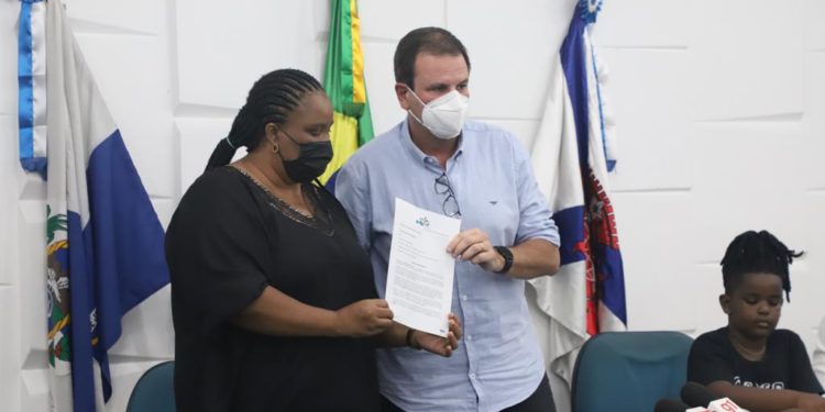 Eduardo Paes entrega para para Ivana Lay, mãe de Moïse, o termo de compromisso da Orla Rio - Alexandre Macieira/Prefeitura do Rio