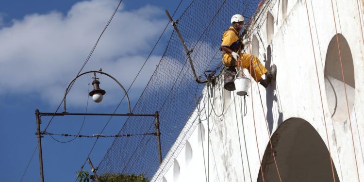 Alpinista trabalha nos Arcos da Lapa - Fabio Motta / Prefeitura do Rio