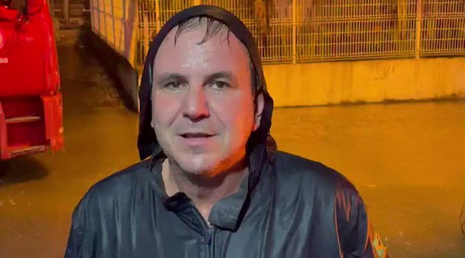 Prefeito Eduardo Paes nas ruas durante chuva forte no Rio