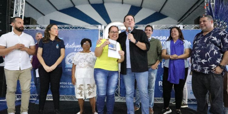 Prefeito Eduardo Paes entrega o primeiro cartão magnético do programa Prato Feito Carioca.