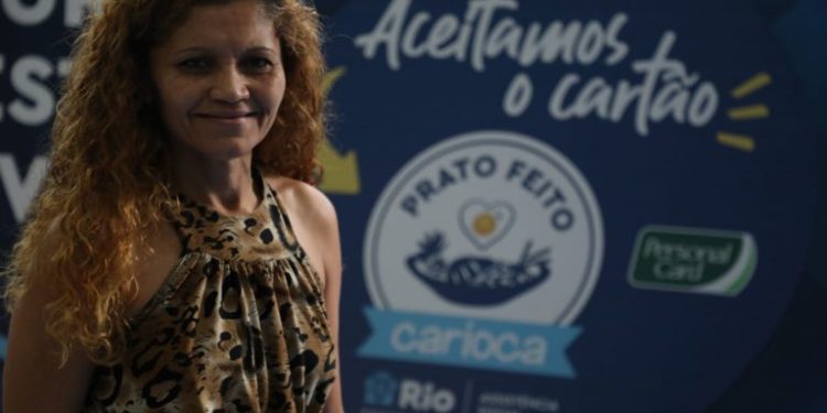 Elisabete Pereira foi uma das pessoas que receberam o cartão Prato Feito Carioca (Fabio Motta/Prefeitura do Rio)