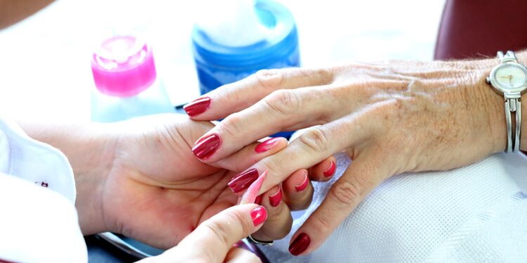 Manicure é uma das 649 vagas de trabalho disponíveis - Arquivo/Prefeitura do Rio