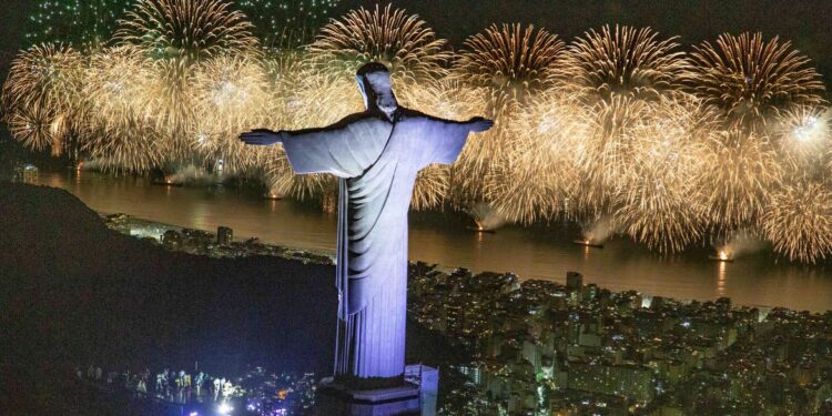 Cariocas celebram a chegada de 2023 em Copacabana.