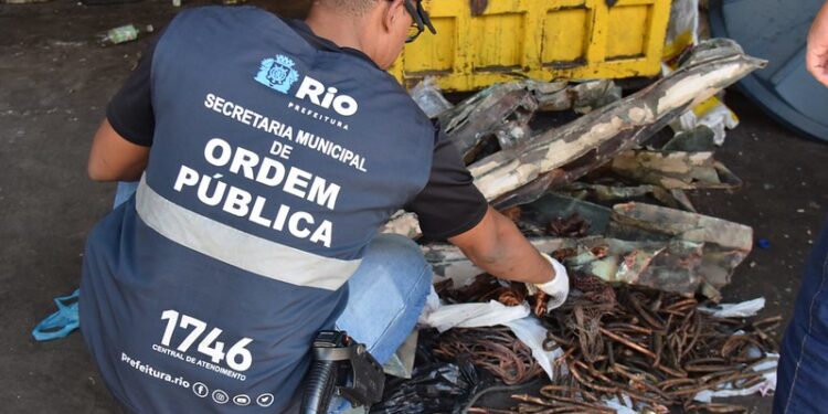 (Foram apreendidos mais de 150 quilos de cobre no ferro-velho | Fábio Costa/Prefeitura do Rio)