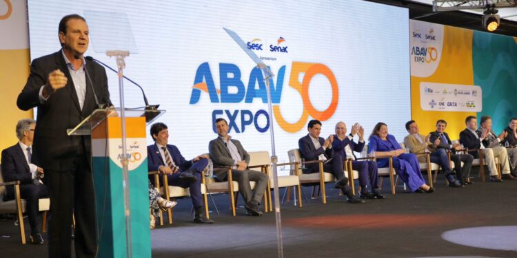 Prefeito Eduardo Paes discursa no evento ABAV Expo 2023. Foto: Beth Santos