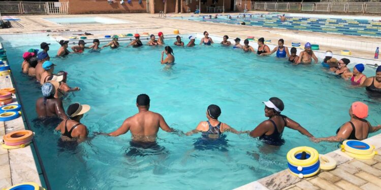 Aula de hidroginástica na Vila Olímpica do Mato Alto - Prefeitura do Rio