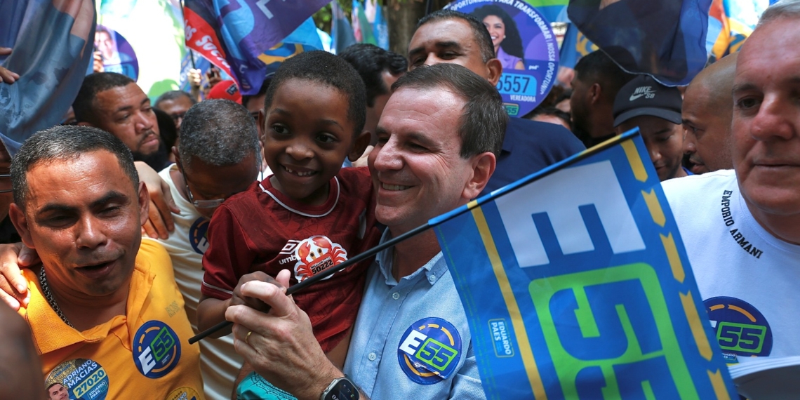 Eduardo Paes caminha pelo calçadão de Campo Grande.